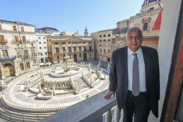 Roberto Lagalla nuovo sindaco di palermo insediamento a Palazzo delle Aquile