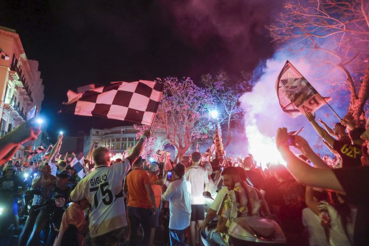 Festa dei tifosi del Palermo in piazza Politeama per la promozione in serie B