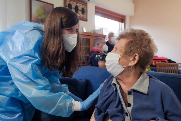 Coronavirus vaccino a domicilio per gli anziani