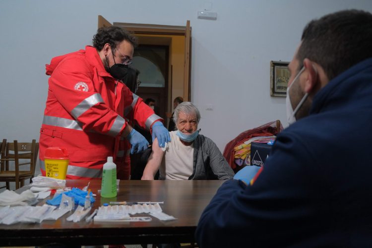 Vaccino anti covid 19 per i senza tetto a Ballarò
