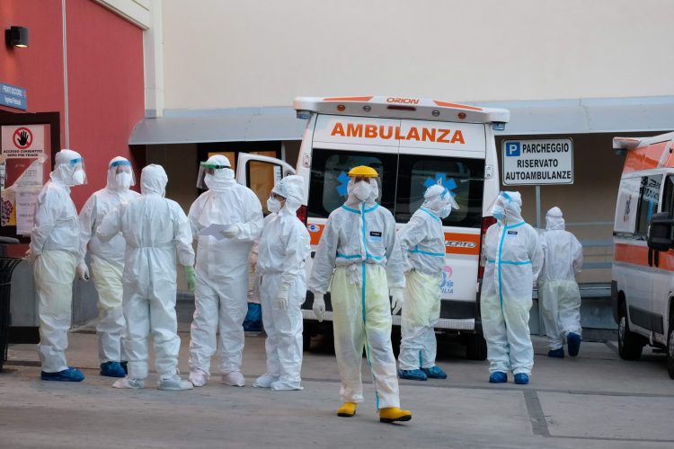 Coronavirus ambulanze con i pazienti a bordo in coda davanti al pronto socoorso dell'ospedale Civico di Palermo